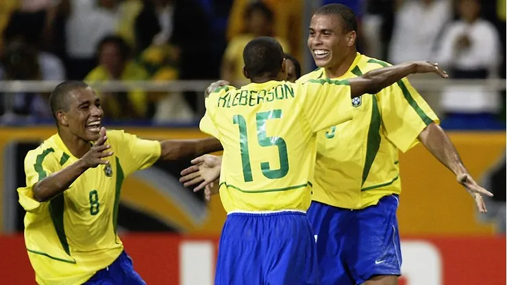 Durante a Copa do Mundo de 2002, Gilberto Silva e Kleberson celebram gol de Ronaldo contra a Bélgica. Foto: Laurence Griffiths/Getty Images