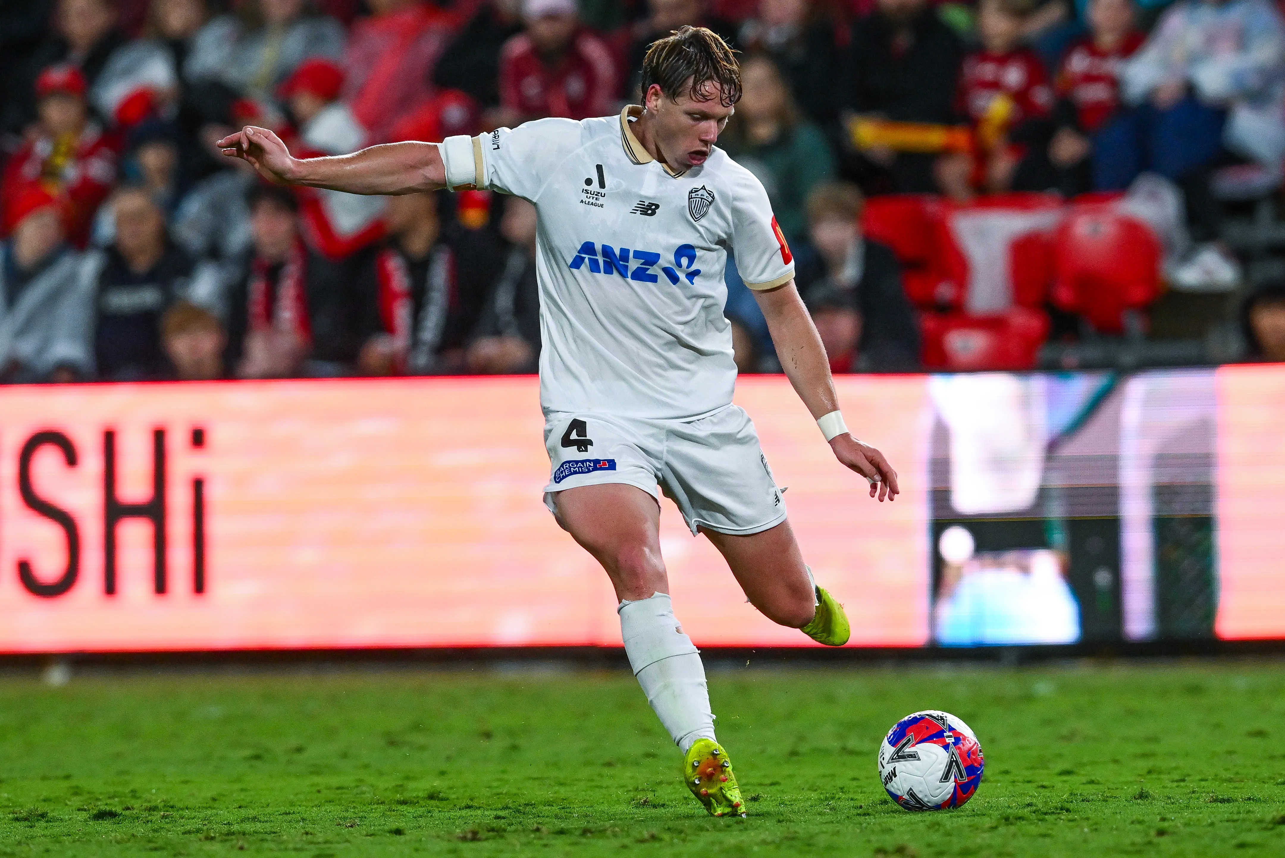 Nando Pijnaker atua no Auckland e defende a Nova Zelândia. Foto: Mark Brake/Getty Images)