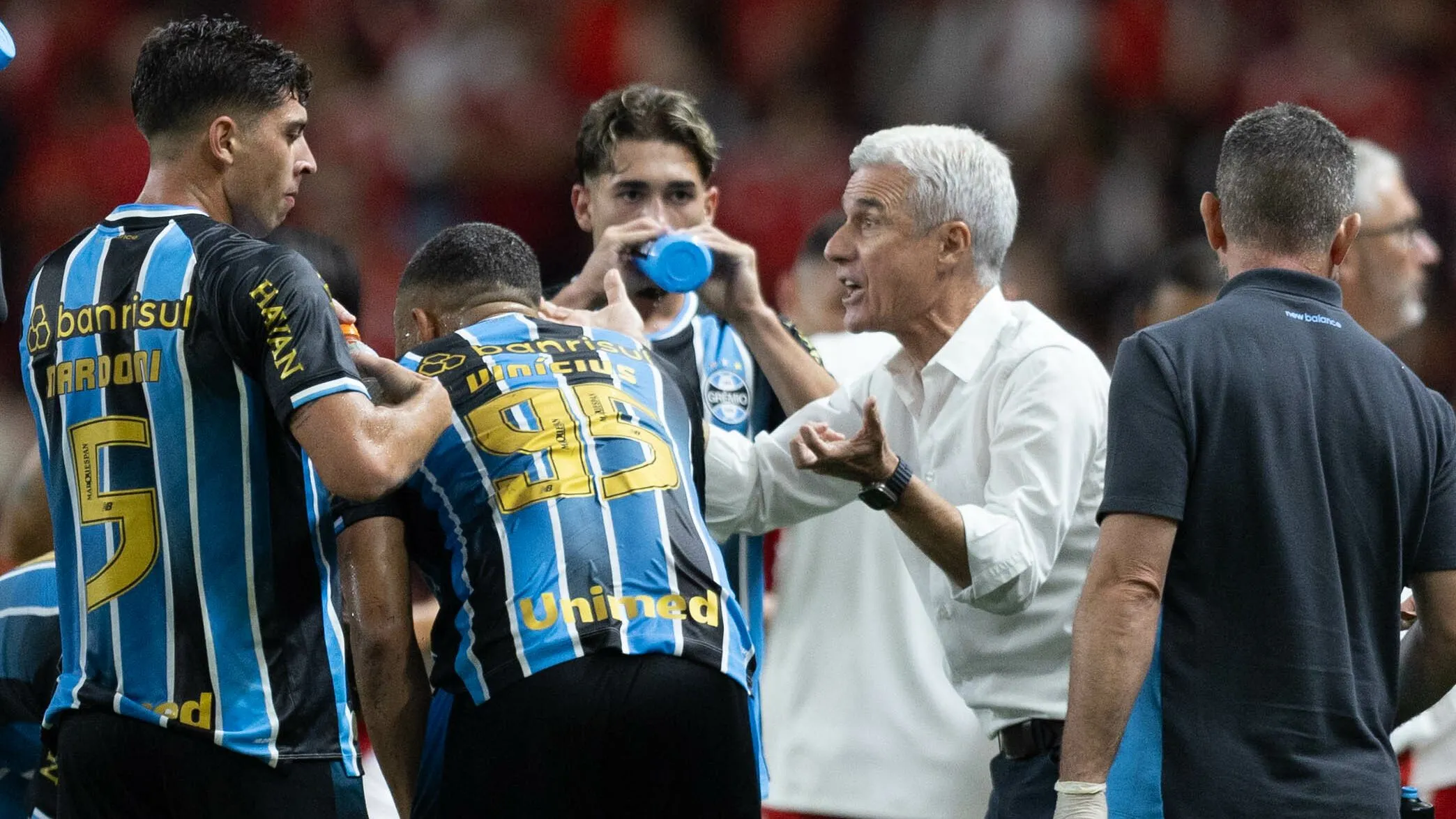 Luis Castro
 tecnico do Gremio durante partida contra o Internacional no estadio Beira-Rio pelo campeonato Brasileiro A 2026. Foto: Liamara Polli/AGIF
