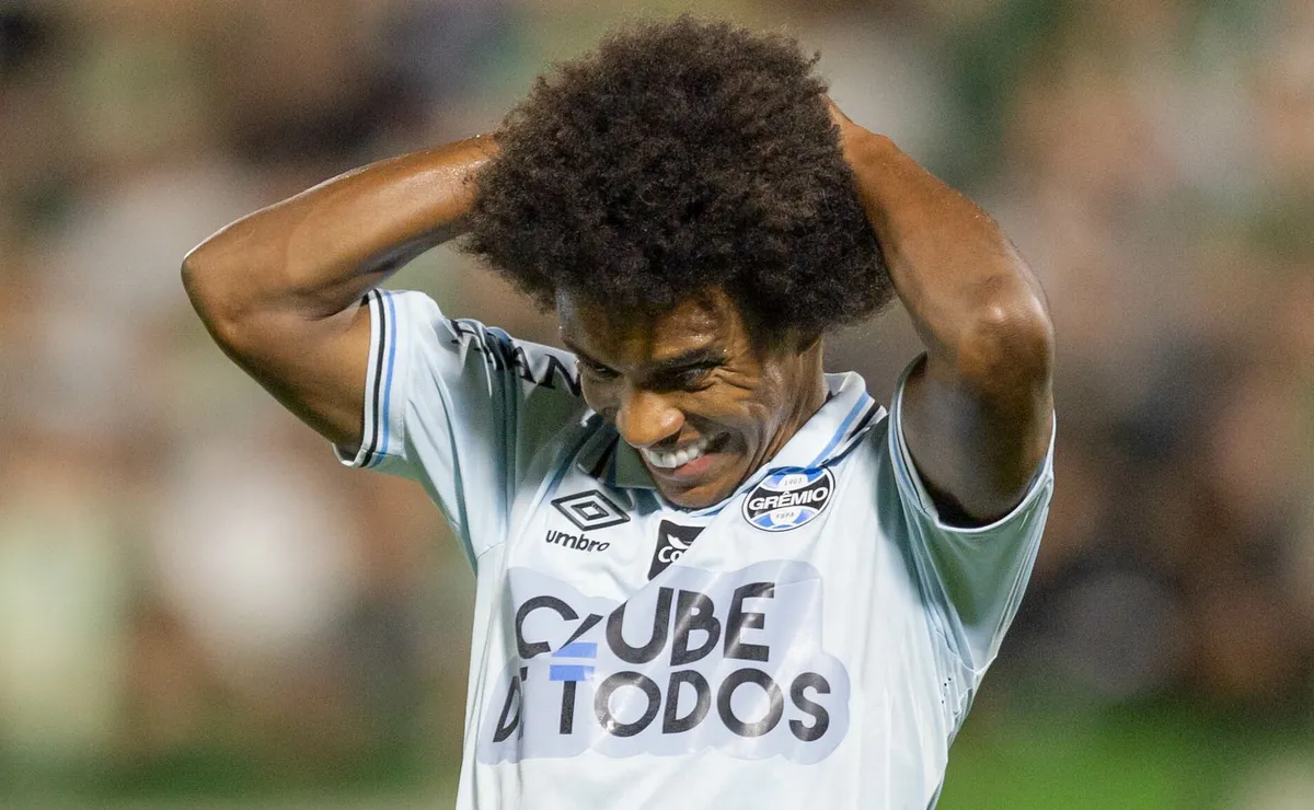 Willian se pronuncia e revela desejo em pernamecer no Grêmio após polêmicas sobre saída