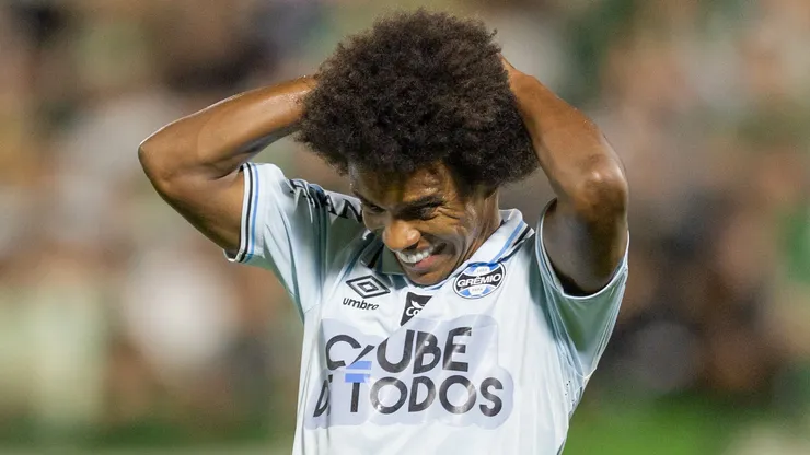 Willian, jogador do Grêmio, lamenta durante partida contra o Chapecoense no estadio Arena Conda pelo campeonato [COMPETICAO]. Foto: Liamara Polli/AGIF