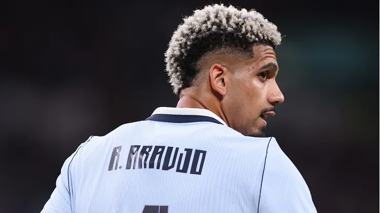Ronald Araújo volta para a Espanha para tratar problema físico