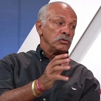 Maestro Júnior presta apoio a Wesley após corte da Copa