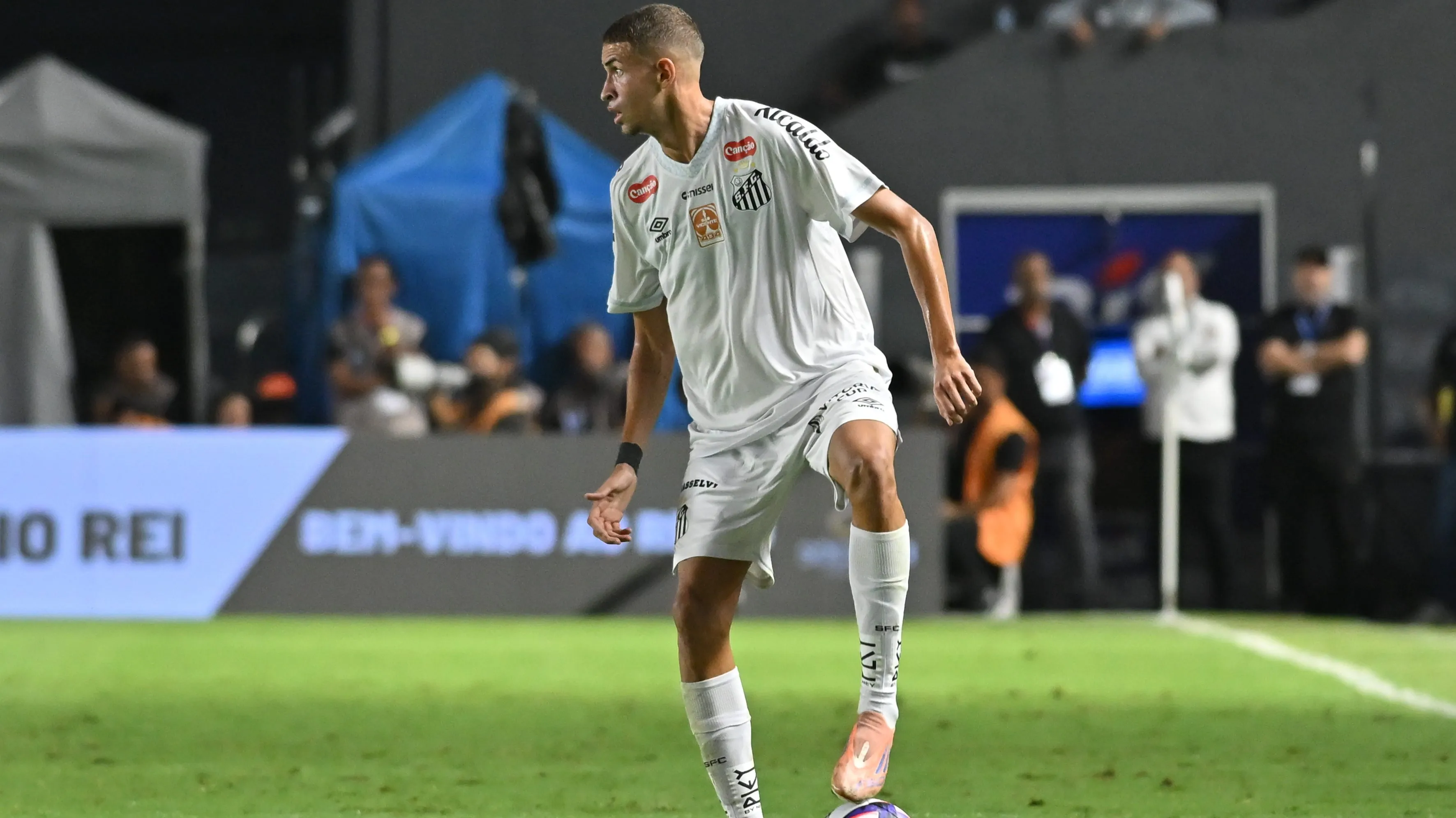 Vinícius Lira recebeu chances, mas o Santos não quer queimar etapas com o jovem –  Foto: Jota Erre/AGIF