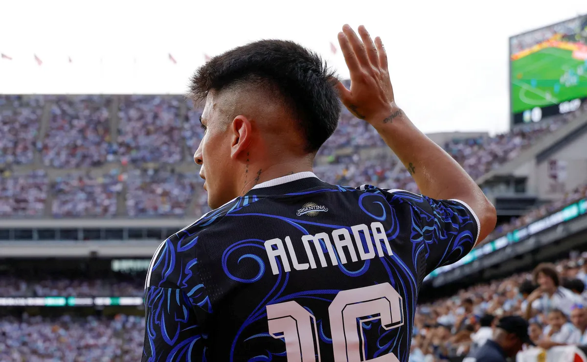 Thiago Almada já se vê em outro clube após a Copa do Mundo