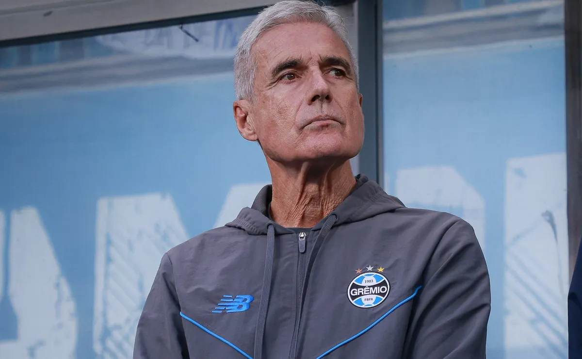 Sem Carlos Vinícius, Luís Castro prepara nova formação para ataque do Grêmio