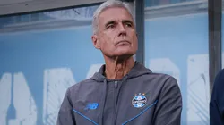Luís Castro terá que mudar o Grêmio - Foto: Maxi Franzoi/AGIF