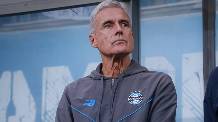 Luís Castro terá que mudar o Grêmio - Foto: Maxi Franzoi/AGIF