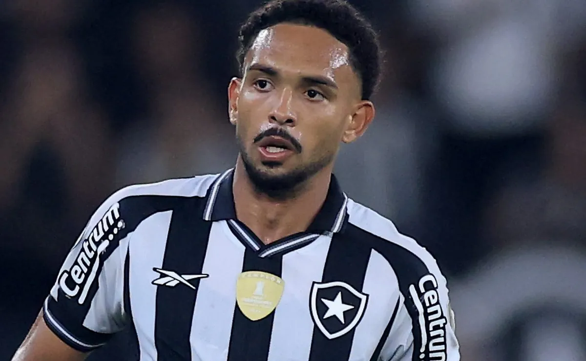 Vitinho é ‘esquecido’ por Ancelotti e pode deixar o Botafogo na próxima janela