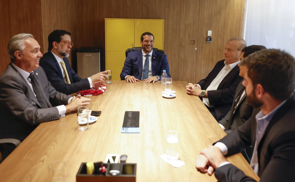 CBF convida dirigentes de clubes das Séries A e B para reunião nos EUA e estreia do Brasil