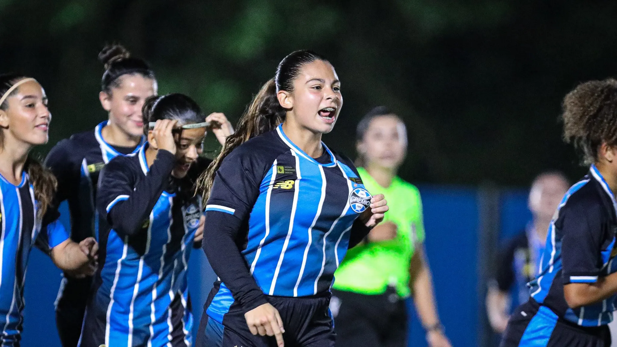 Jogadoras do Grêmio Sub-17 em campo