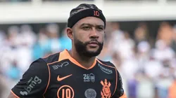 Memphis Depay jogador do Corinthians durante partida contra o Santos no estadio Vila Belmiro pelo campeonato Brasileiro A 2026.