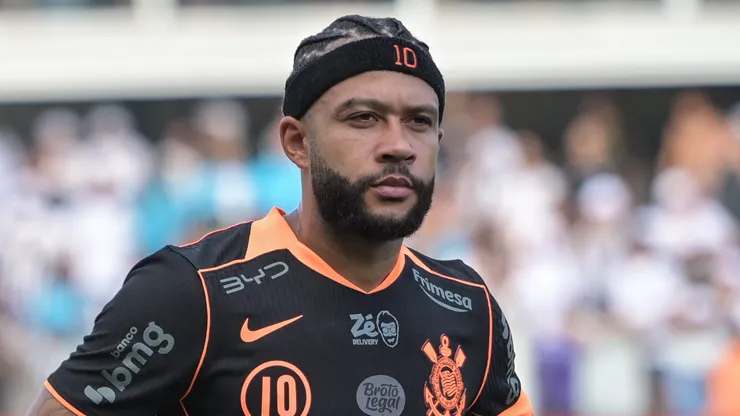 Memphis Depay jogador do Corinthians durante partida contra o Santos no estadio Vila Belmiro pelo campeonato Brasileiro A 2026.