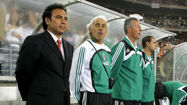 Foto: Stephen Dunn/Getty Images – Hugo Sánchez (de terno e gravata na imagem) teve passagem como jogador e técnico do México.