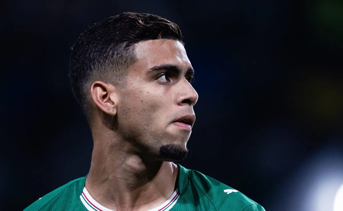 Borussia Dortmund monitora Arthur e pode enviar proposta ao Palmeiras; Brentford também de olho