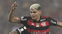 Ayrton Lucas em disputa de bola com os jogadores do Atlético-MG.
