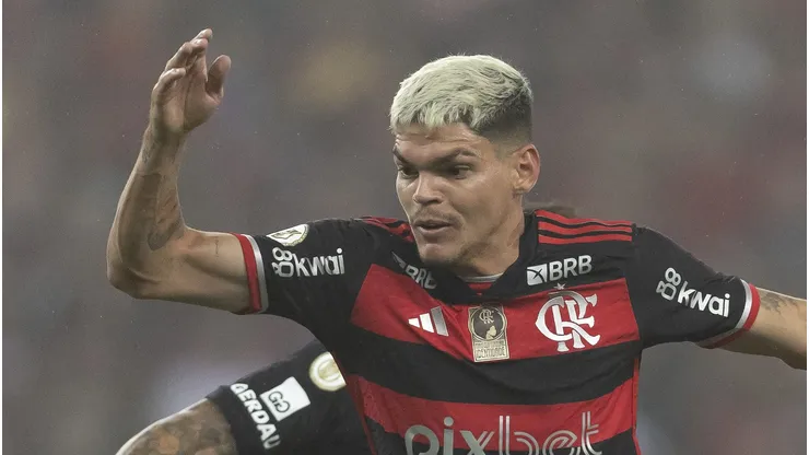 Ayrton Lucas em disputa de bola com os jogadores do Atlético-MG.