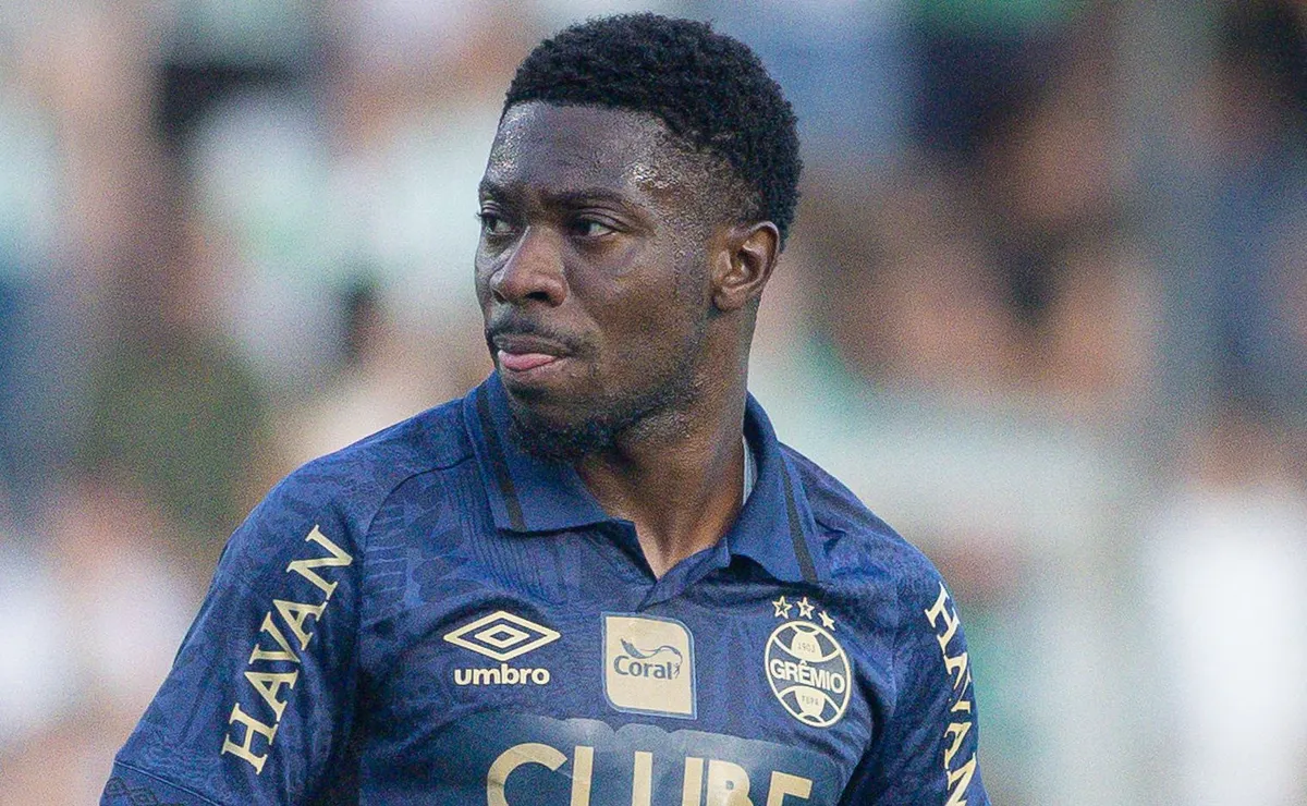 Grêmio recebe sondagens do exterior por Amuzu e liga alerta em indefinição de renovação