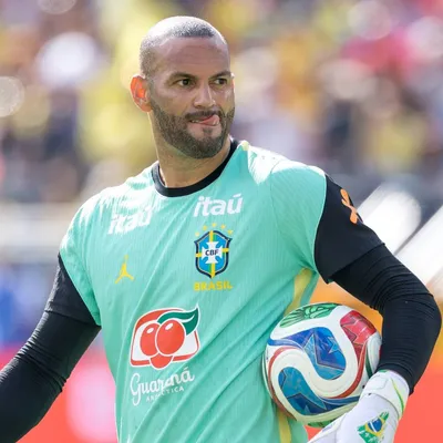 Ederson e Weverton brigam pela reserva de Alisson na Seleção