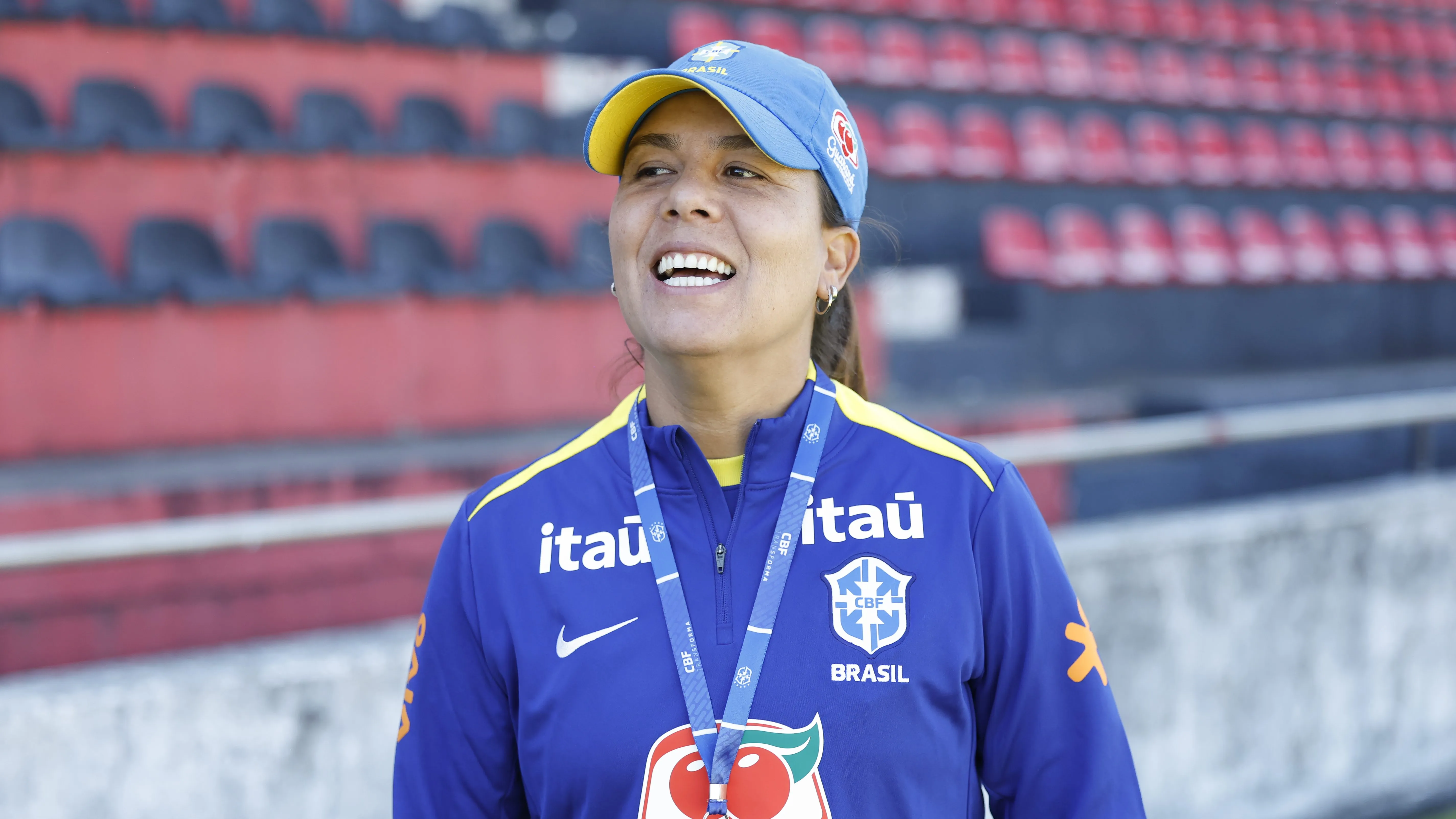 Treinadora Camilla Orlando em treino da Seleção Feminina Sub-20
