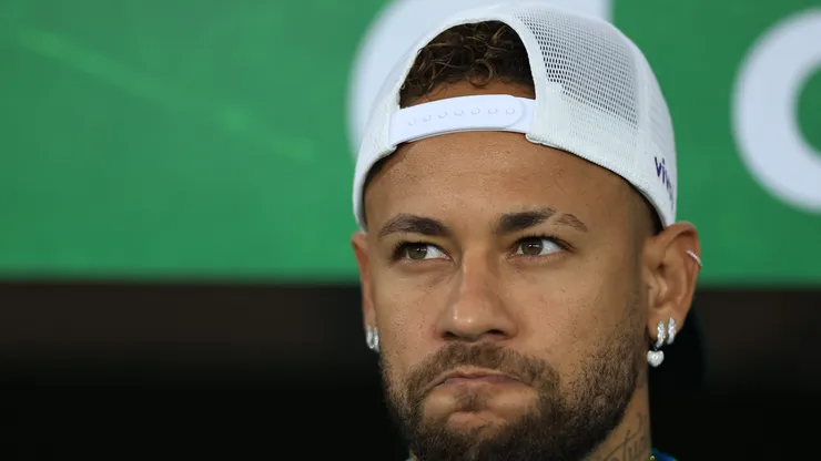 Neymar durante o hino nacional do Brasil.