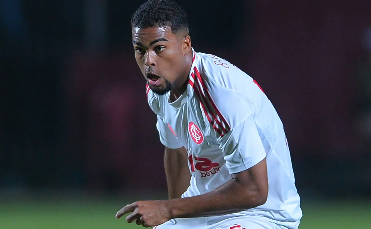 Vitória de Guimarães-POR busca informações por Gustavo Prado e avalia empréstimo