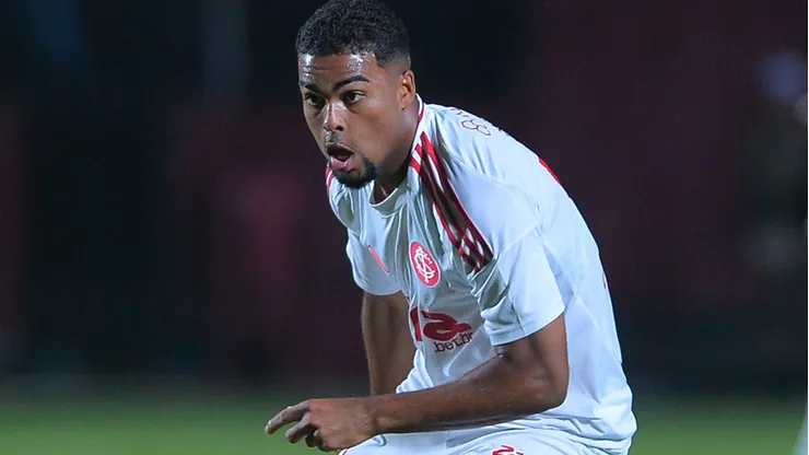 Gustavo Prado jogador do Internacional durante partida contra o Vitoria no estadio Barradao pelo campeonato Brasileiro A 2025. Foto: Walmir Cirne/AGIF