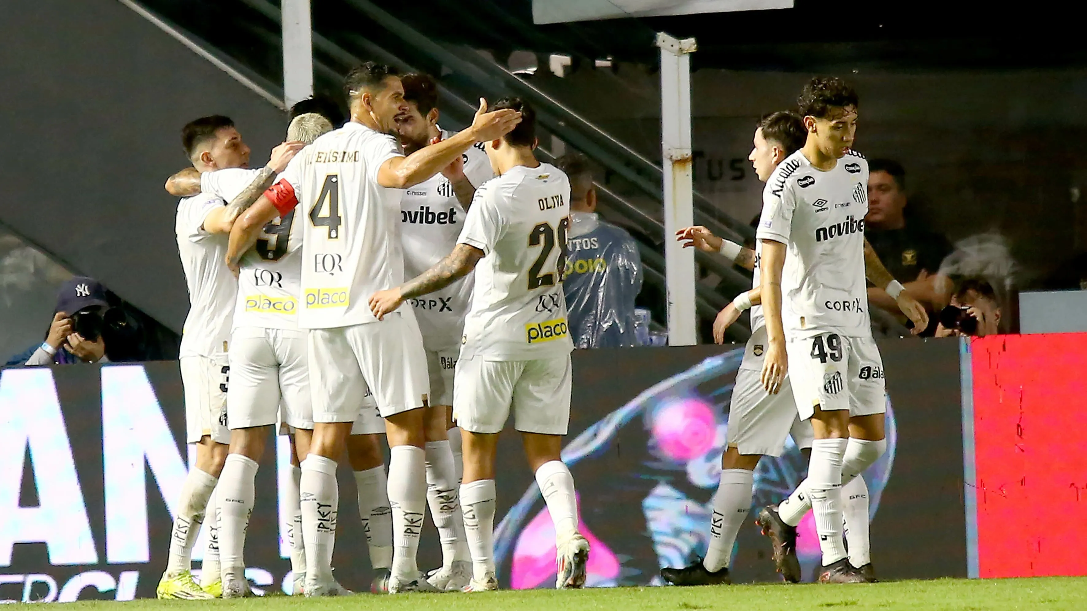 Miguelito jogador do Santos comemora seu gol durante partida contra o Vitoria no estadio Vila Belmiro pelo campeonato Brasileiro A 2026. Foto: Mauricio De Souza/AGIF
