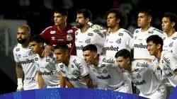 Jogadores do Santos posam para foto antes na partida contra Deportivo Cuenca no estadio Vila Belmiro pelo campeonato Copa Sul-Americana 2026. Foto: Mauricio De Souza/AGIF