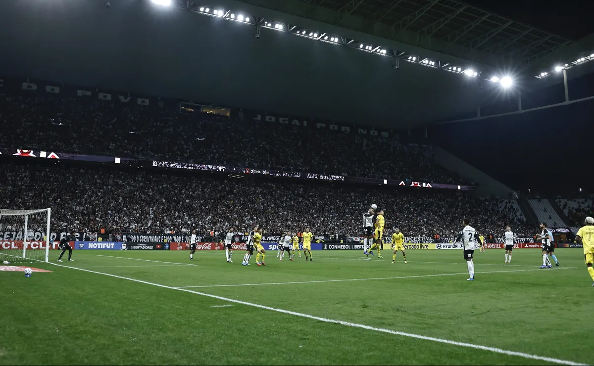 Durante pausa para Copa, Corinthians começa processo de renovação do gramado da Neo Química Arena