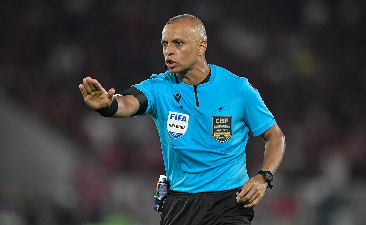Wilton Pereira Sampaio apita abertura da Copa do Mundo entre México e África do Sul