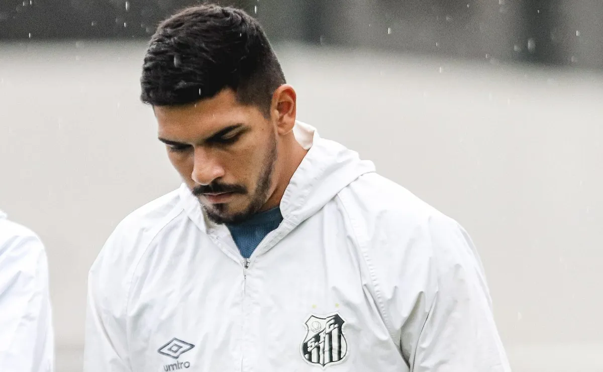 Goleiro João Paulo se anima com sequência de titular no Santos com saída de Brazão