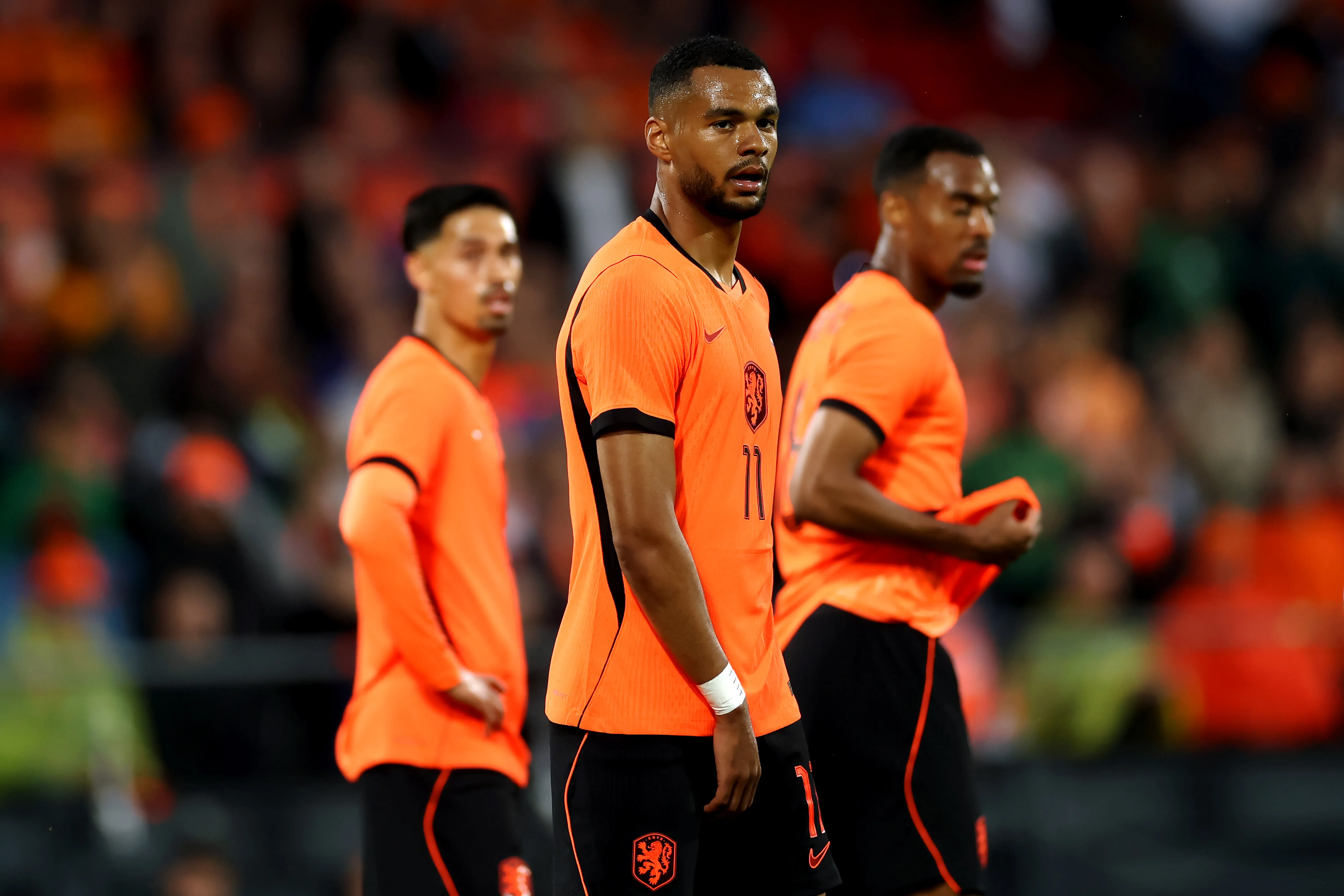 Cody Gakpo, da Holanda, observa durante a partida amistosa internacional entre Holanda e Argélia. (Photo by Dean Mouhtaropoulos/Getty Images)