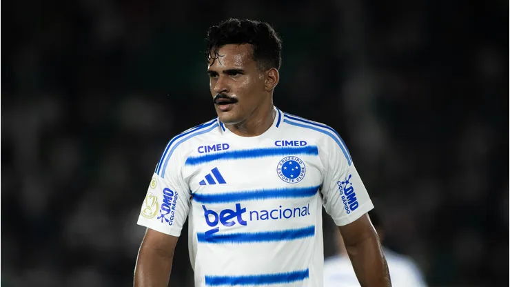 O lateral é monitorado pelo Flamengo