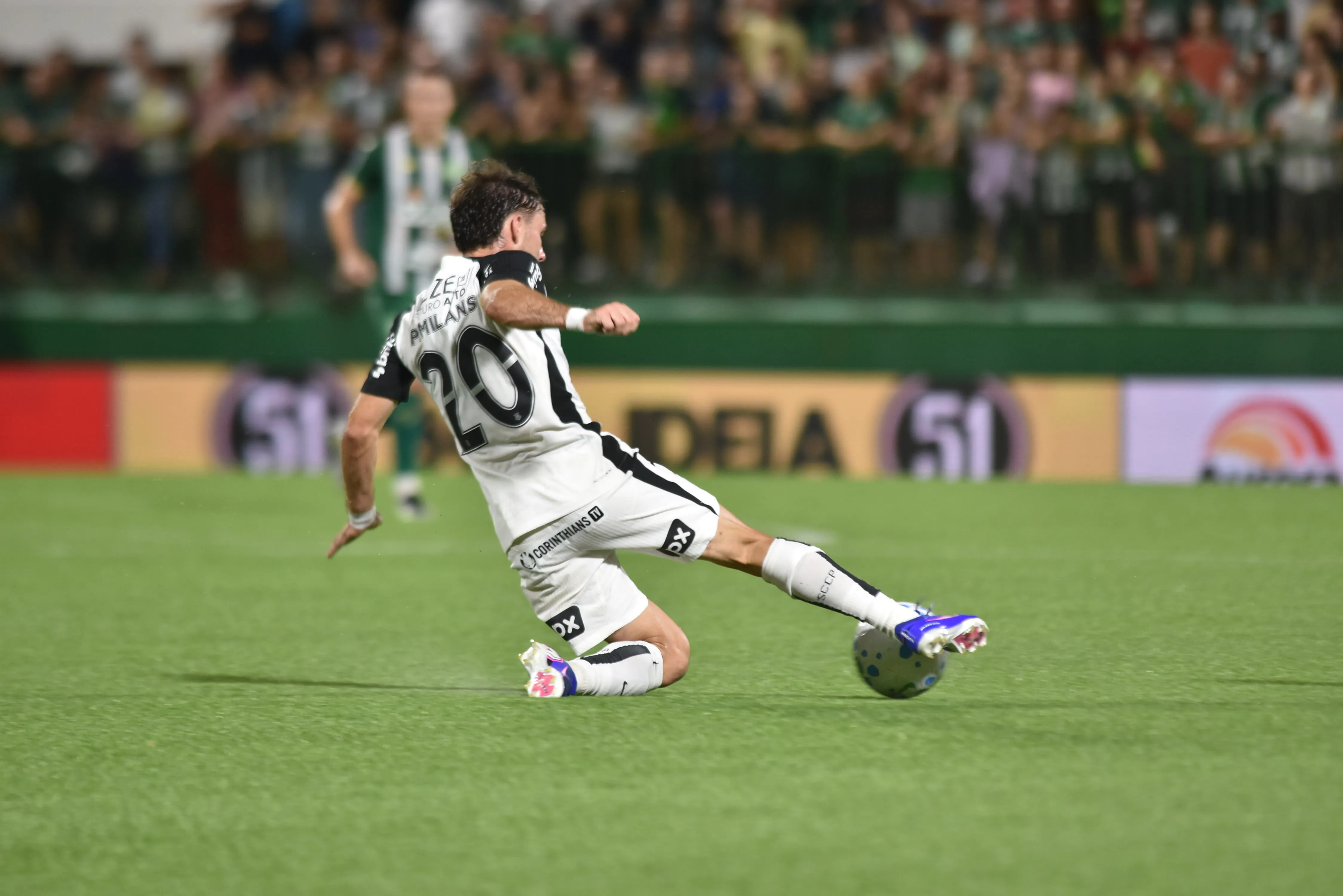 Pedro Milans jogador do Corinthians durante partida contra o Chapecoense no estadio Arena Conda pelo campeonato Brasileiro A 2026. Foto: Renato Padilha/AGIF