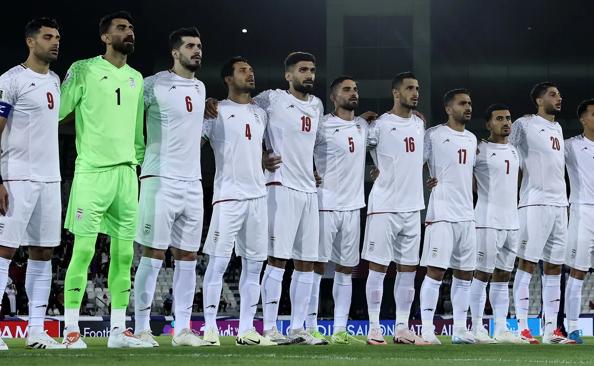Irã pode sofrer punição da Fifa após desembarcar para a Copa do Mundo com broche polêmico