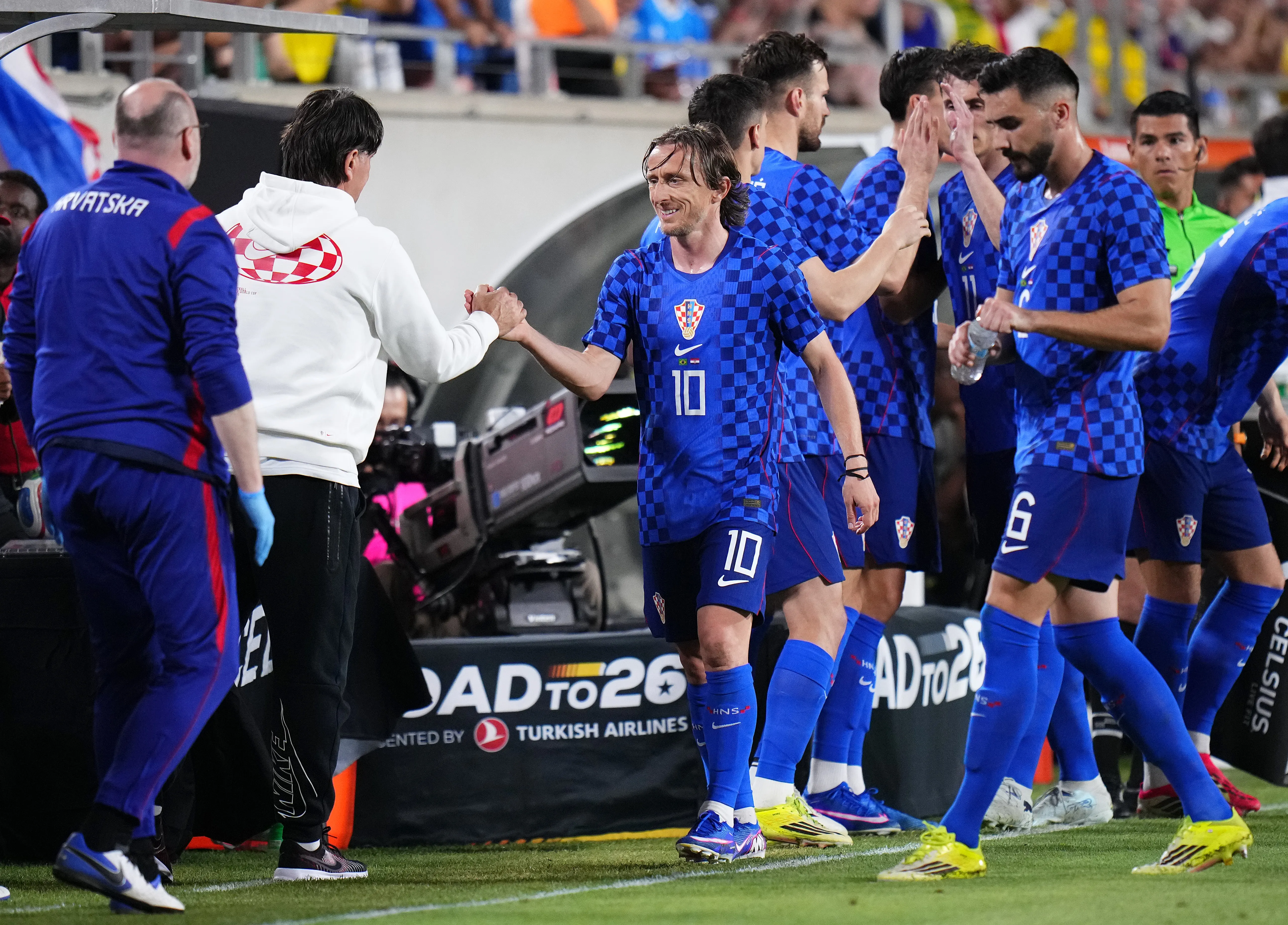 Luka Modrić cumprimenta Zlatko Dalić, técnico da Croácia. (Photo by Rich Storry/Getty Images)