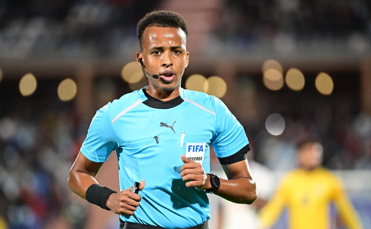 FIFA se pronuncia sobre árbitro Omar Abdulkadir Artan proibido de entrar nos EUA