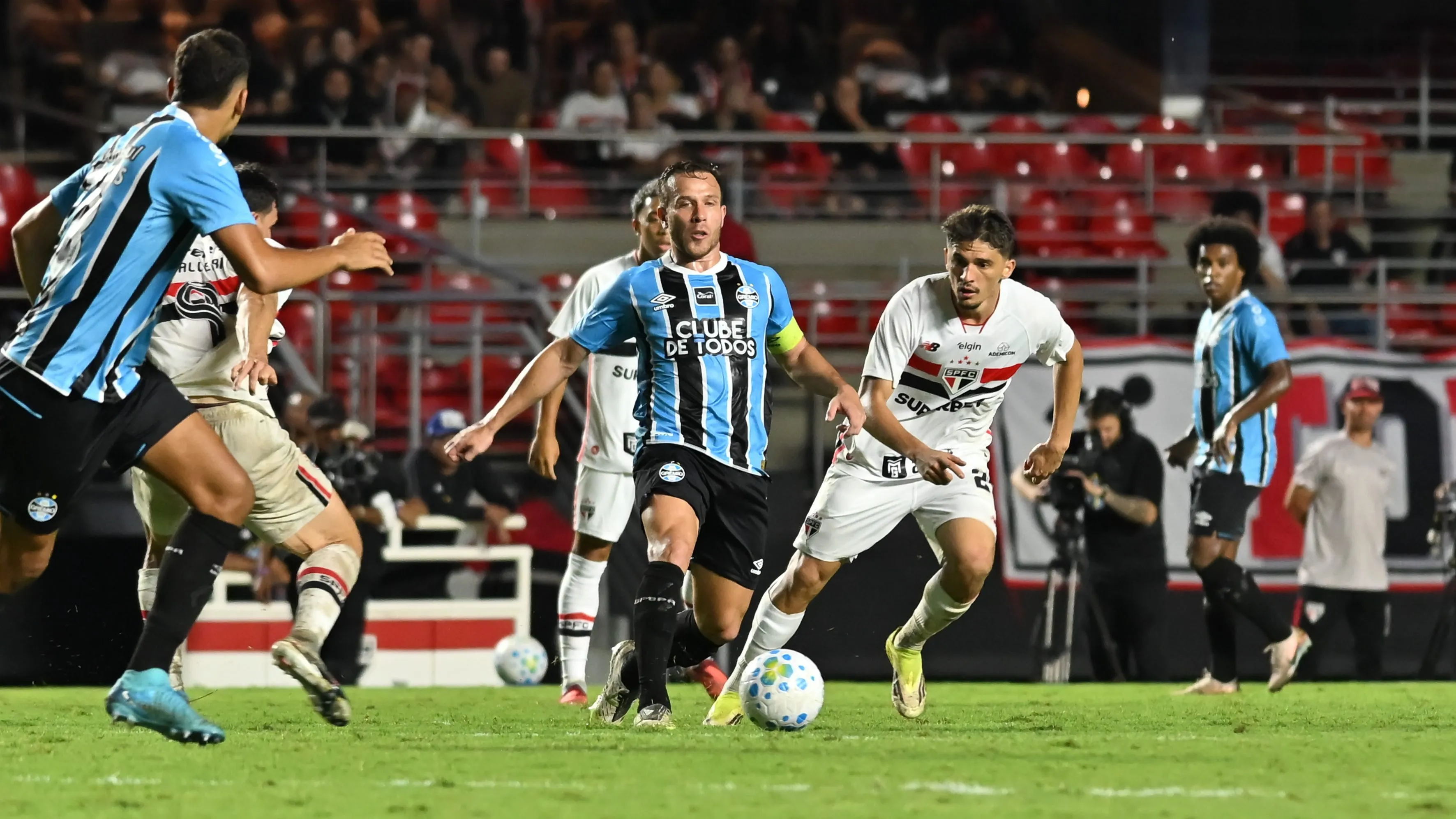 Arthur em ação pelo Grêmio. Foto: Jota Erre/AGIF