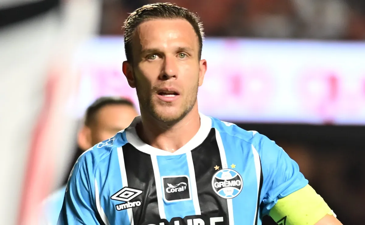 Arthur tem bastidores da negociação revelados por César Dias: “Não permanece no Grêmio”