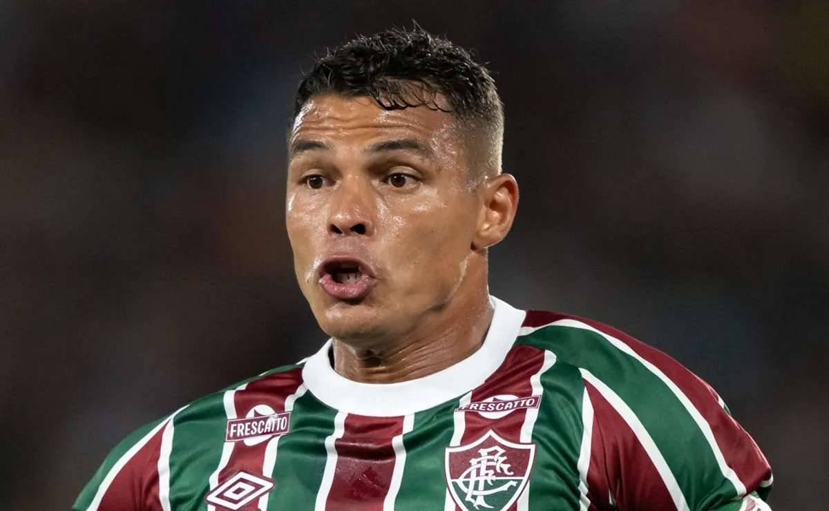 Fluminense fica confiante para fechar com Thiago Silva, e zagueiro aceita ouvir projeto