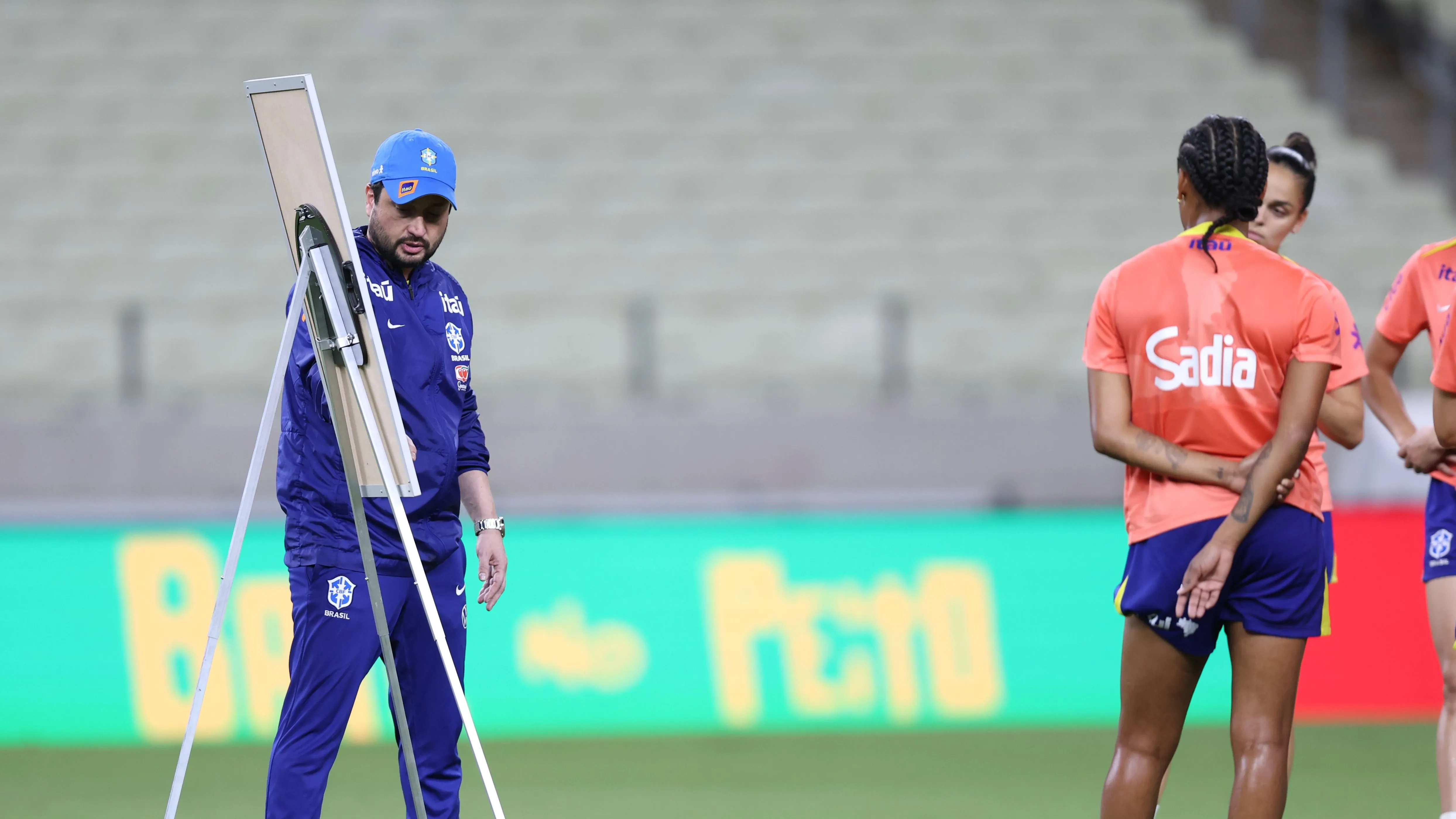 Arthur Elias em treino da Seleção Feminina