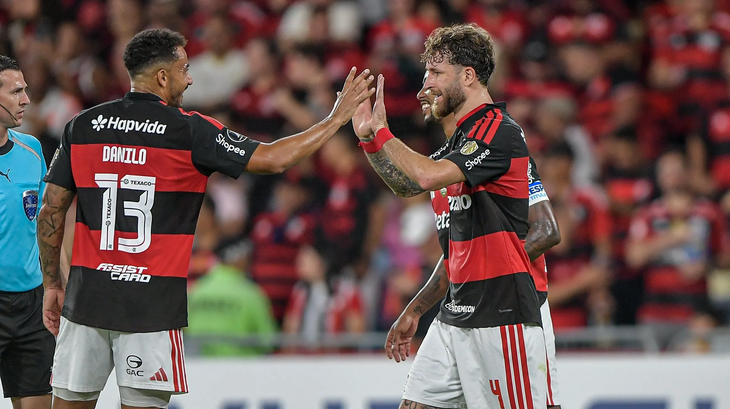 Foto: Thiago Ribeiro/AGIF – Danilo comemorando gol do CRF ao lado de Léo Pereira.