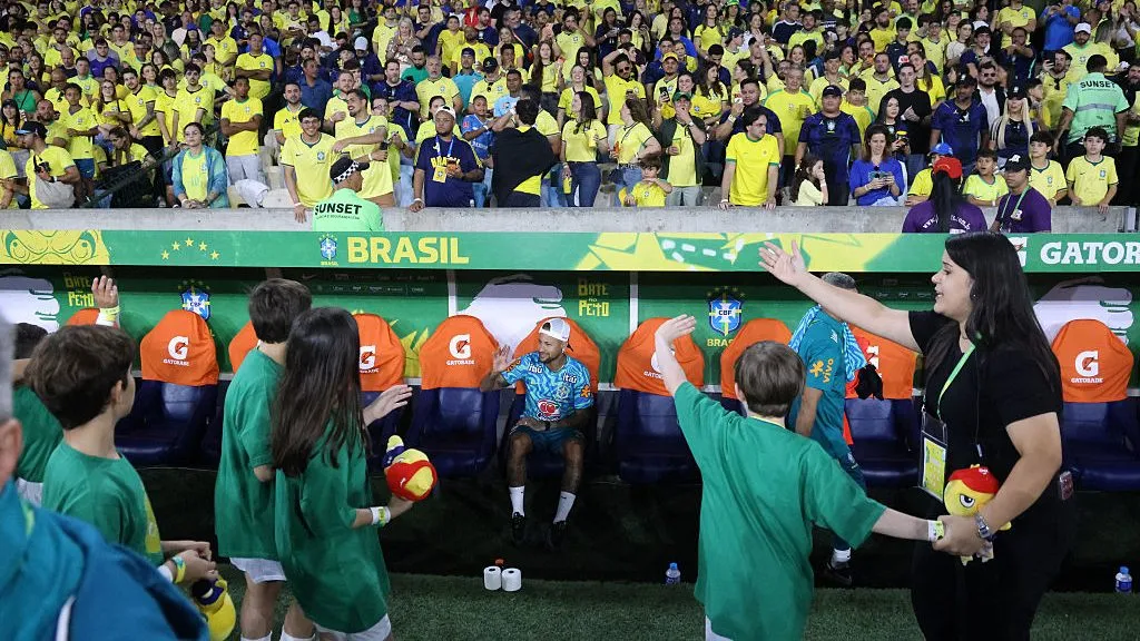 Neymar chama atenção no banco de reservas da Seleção (Photo by Wagner Meier/Getty Images)