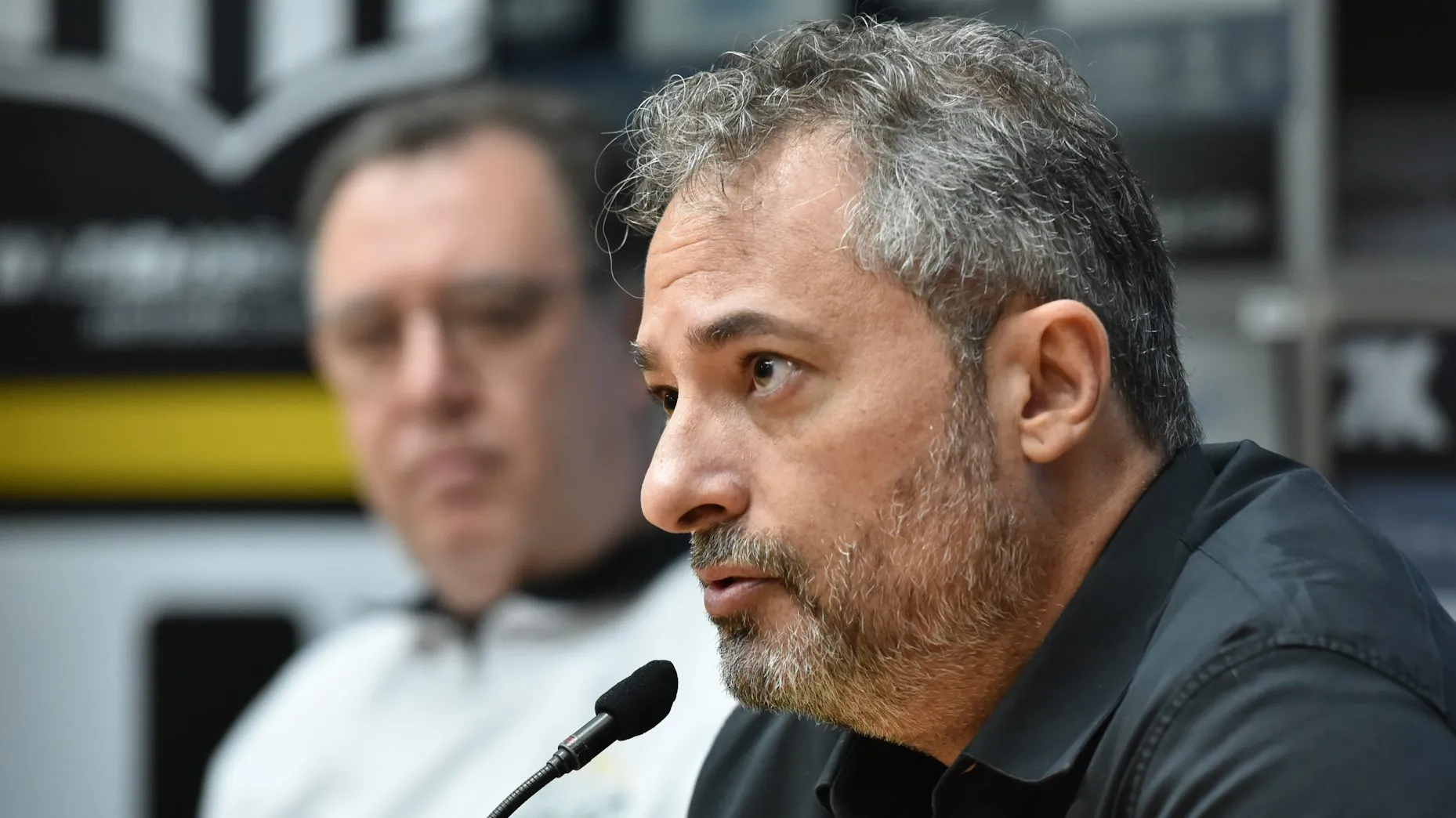 Foto: Jota Erre/AGIF – Mattos, diretor do Peixe, durante coletiva de imprensa na Vila Belmiro.