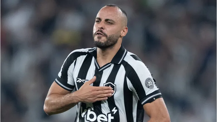 Arthur Cabral em campo pelo Botafogo. Foto: Jorge Rodrigues/AGIF