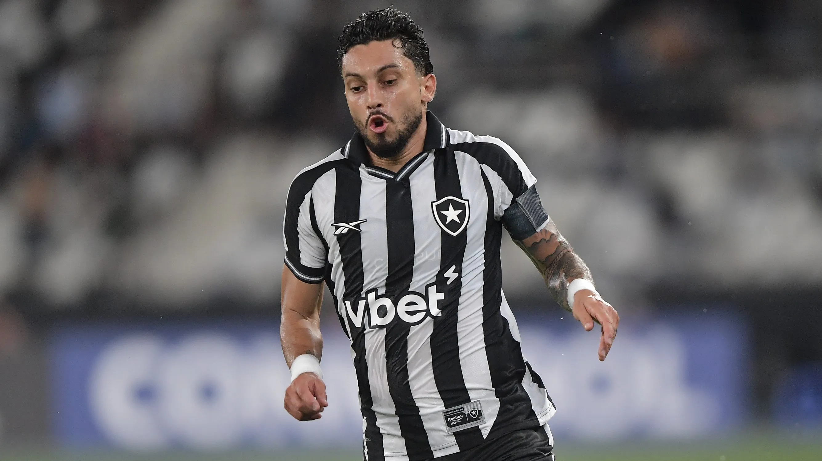 Alex Telles em campo pelo Botafogo. Foto: Thiago Ribeiro/AGIF