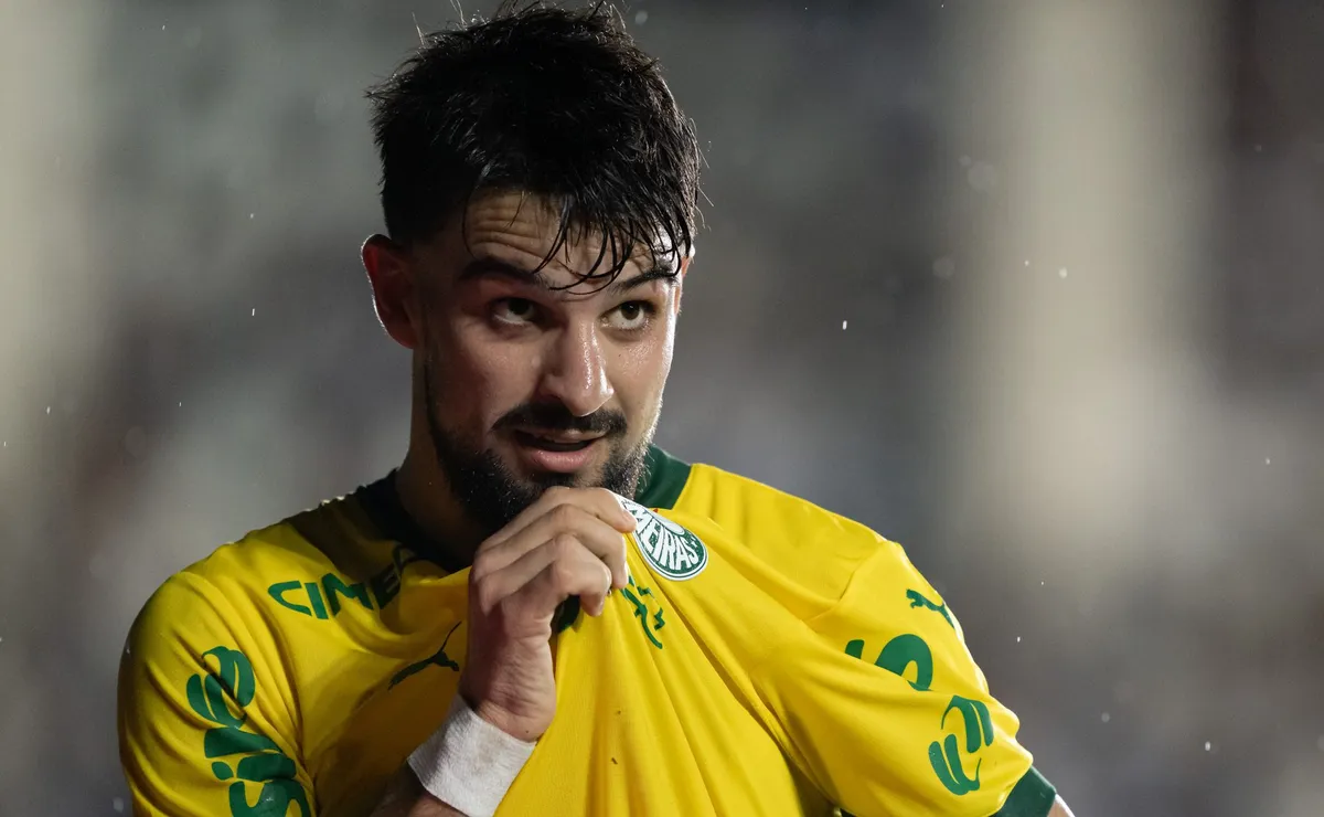 Barcelona contata Palmeiras por Flaco López e pergunta sobre situação de argentino