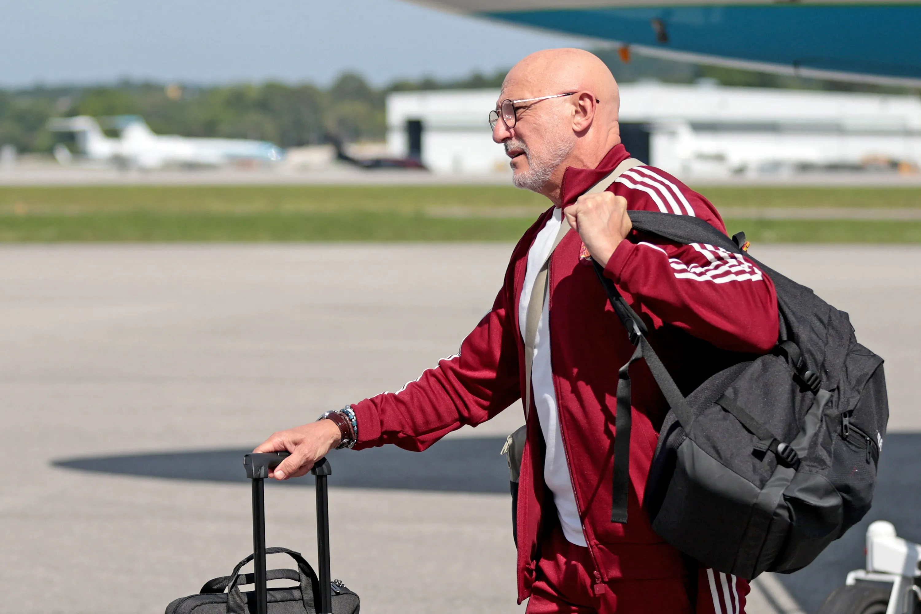 CHATTANOOGA, TENNESSEE – JUNE 05: Head Coach Luis de la Fuente of Team Spain arrives ahead of the World Cup at Chattanooga Metropolitan Airport on June 05, 2026 in Chattanooga, Tennessee. (Photo by Coral Scoles-Coburn/Getty Images)
