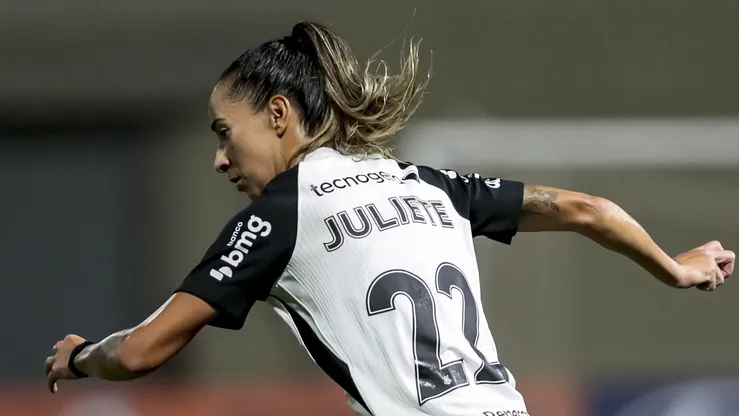 Juliete com a camisa das Brabas. Foto: Marco Miatelo/AGIF